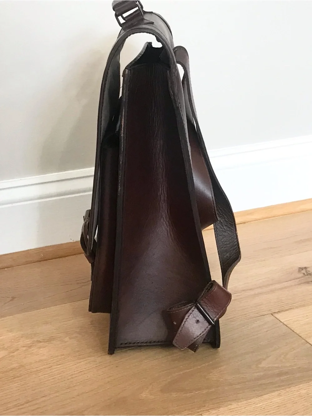 Stefano classic old-school leather backpack (medium)